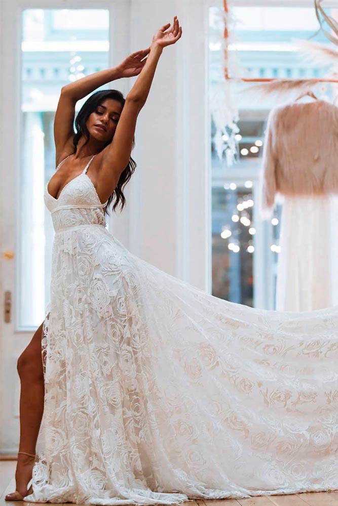 Elegant Beach Wedding Dresses For The Unforgettable Big Day – 2022 Trends