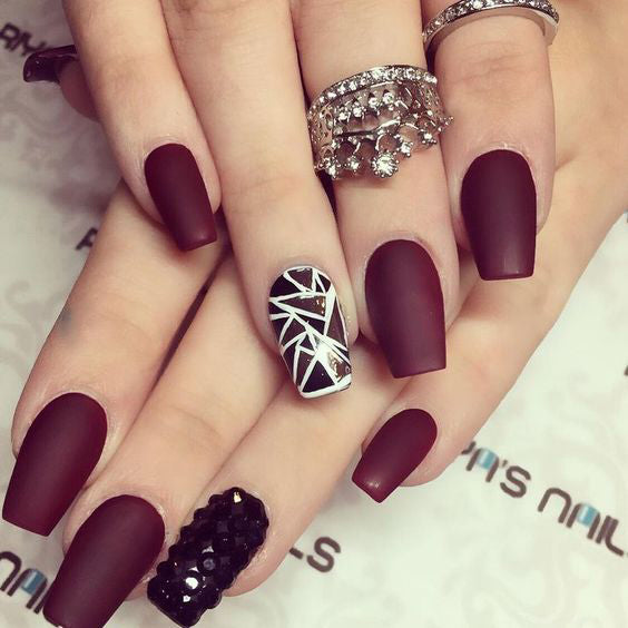 Manicure Geometric Nail Art Ideas ; design de unhas; Геометрия Дизайн ногтей; Дизайн ногтей; geometric nails; Burgundy nails; manicure; nail shop; nail salon;
