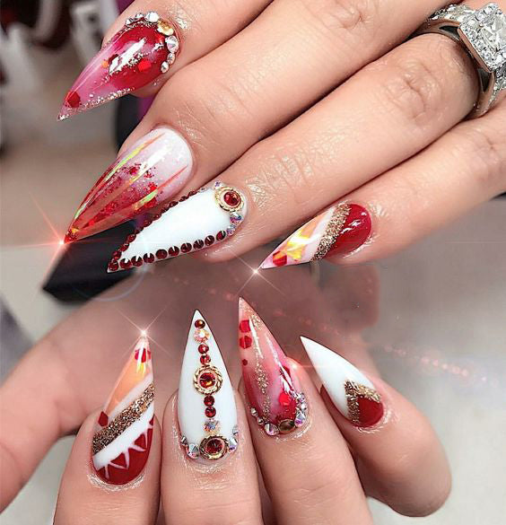 50+ Christmas Red Stiletto Nail Art Ideas; Christmas nail art design; Christmas nail art design stiletto; simple Christmas nail art design.Stiletto Nail Art;Red Stiletto Nail Art; Red Nail Art;