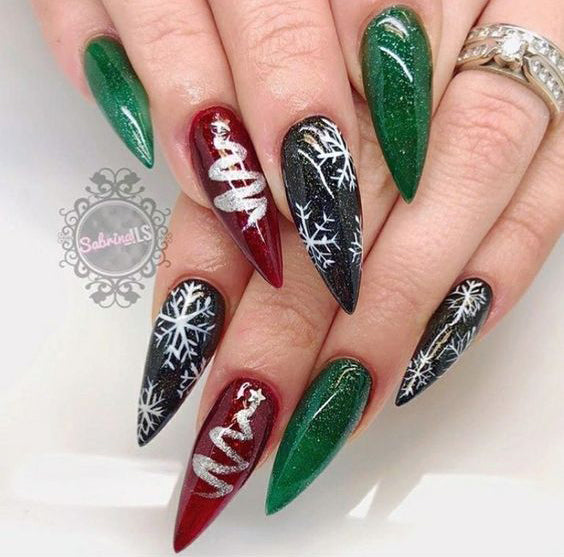 50+ Christmas Red Stiletto Nail Art Ideas; Christmas nail art design; Christmas nail art design stiletto; simple Christmas nail art design.Stiletto Nail Art;Red Stiletto Nail Art; Red Nail Art;