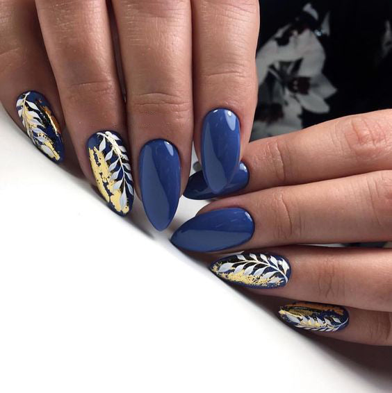 20+ Cool Tropical Leaves Nails Designs; Tropical Leaves nails; design de unhas; Геометрия Дизайн ногтей; Дизайн ногтей; Summer nails; Beach nails; Vocation nails; nail shop; nail salon; simple nails;