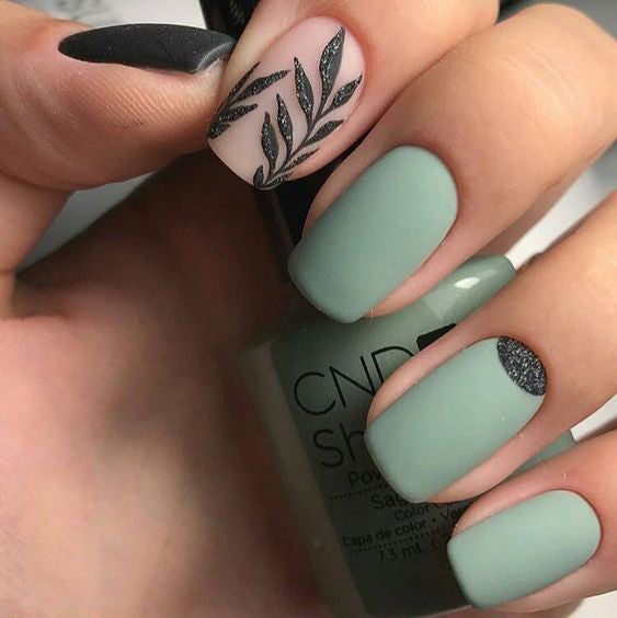 20+ Cool Tropical Leaves Nails Designs; Tropical Leaves nails; design de unhas; Геометрия Дизайн ногтей; Дизайн ногтей; Summer nails; Beach nails; Vocation nails; nail shop; nail salon; simple nails;