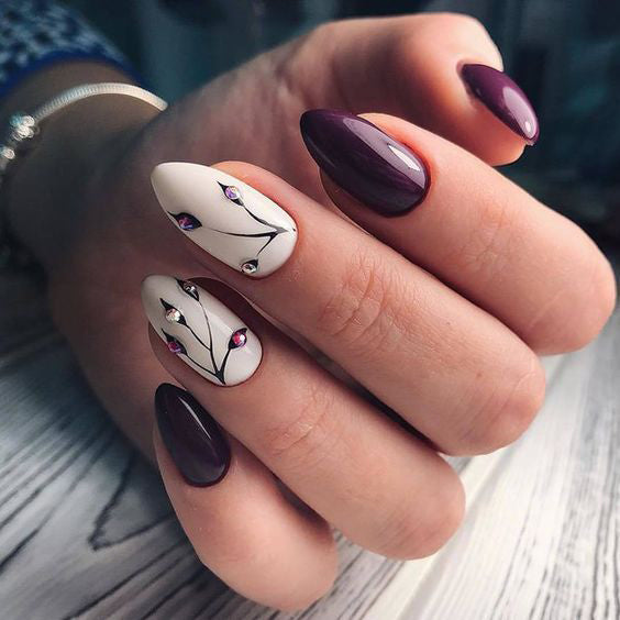 20+ Cool Tropical Leaves Nails Designs; Tropical Leaves nails; design de unhas; Геометрия Дизайн ногтей; Дизайн ногтей; Summer nails; Beach nails; Vocation nails; nail shop; nail salon; simple nails;