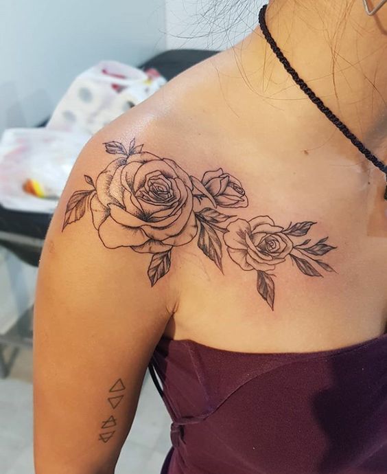 50+ Shoulder Tattoo For Woman;Simple Shoulder tattoo ; flower tattoos; rose tattoos; beautiful tattoos; Shoulder tattoos; sex tattoos