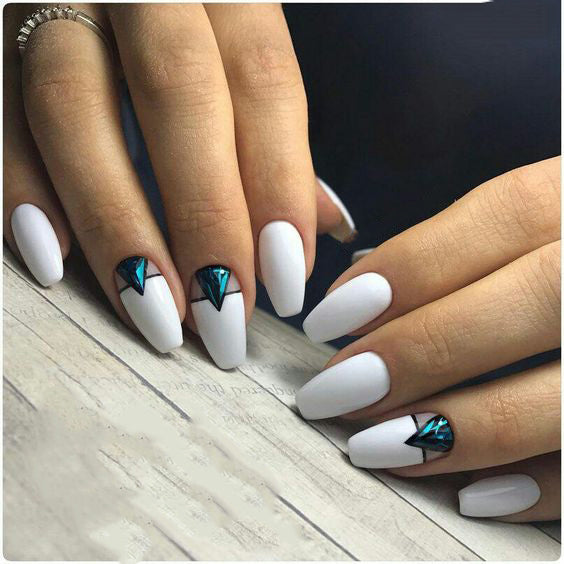 Manicure Geometric Nail Art Ideas ; design de unhas; Геометрия Дизайн ногтей; Дизайн ногтей; geometric nails; white naills; manicure; nail shop; nail salon;